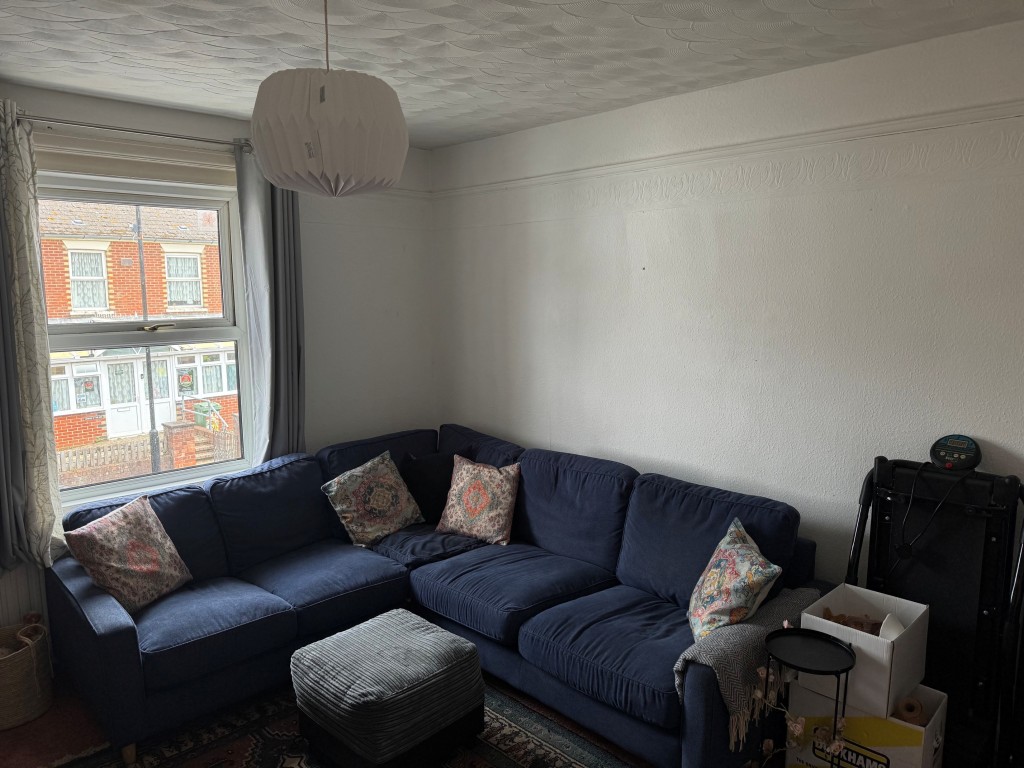 Lot: 81 - FREEHOLD DETACHED MIXED RESIDENTIAL & COMMERCIAL INVESTMENT OPPORTUNITY - Flat lounge